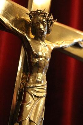 Altar - Cross Partly Hand - Hammered Stamped: Kloosterman. Tilburg. Matching Hand-Made Tabor Available  en Brass / Bronze / Polished and Varnished, Tilburg Netherlands 20th century