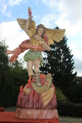 Angel Statue en hand-carved wood polychrome, Southern Germany 20th century