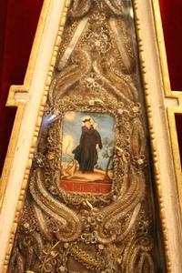 Reliquary Engraving Of St. Ignatius. Relics Of : St. Candida. St. Pancratio. St. Modestini, St. Boni. style Baroque en Totally hand-embroidered Brocade / wood polychrome / Glass, Italy 18 th century (1735)