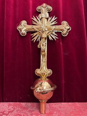 Exceptional Processional Cross style Baroque - Style en Brass / Bronze / Polished and Varnished, Antwerp - Belgium 18 th century ( Anno 1745 )