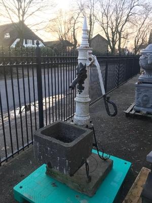 Cast Iron Old Fashioned Water Pump From The Market Square Of A Small Belgian Village en Cast Iron, Belgium 19th century