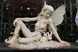 Cast Iron Statue : Sitting Fairy en Cast Iron, 20th century