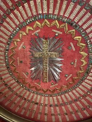 Extreme And Very Rare Kalendarium Frame Housing Hundreds Of Ex - Ossibus Relics Of Christian Saints en Brass / Glass, Italy