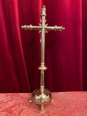Altar - Cross style Gothic - style en Brass / Bronze / Polished and Varnished, Belgium 19 th century ( Anno 1890 )