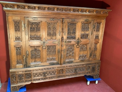 Cabinet style Gothic - style en Oak wood, Belgium 20th century