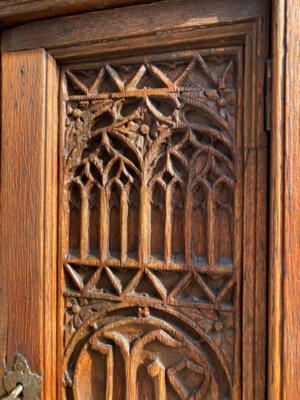 Cabinet  style Gothic - style en Oak wood, Belgium  19 th century ( Anno 1865 )