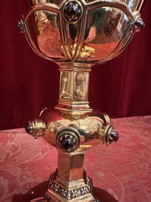 Chalice Tekst Cuppa : Calidem Salutaris Accipiam Et Nomen Dominis Invocab style Gothic - Style en Full - Silver / Gilt / Stones / Rubins, Birningham United Kingdom 19 th century ( Anno 1865 )