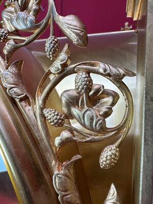 Exceptional Display Cabinet style Gothic - Style en Bronze - Gilt / Polished and Varnished / Glass, France 19 th century ( Anno 1865 )