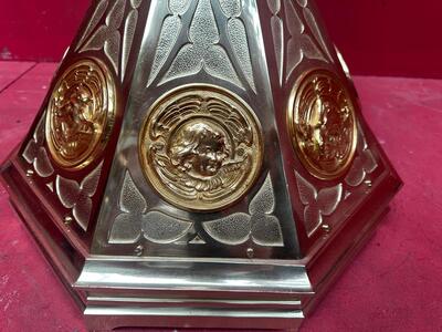 Exceptional Paschal Candle Holder Measures Without Pin style Gothic - Style en Brass / Bronze / Polished and Varnished, Belgium  19 th century