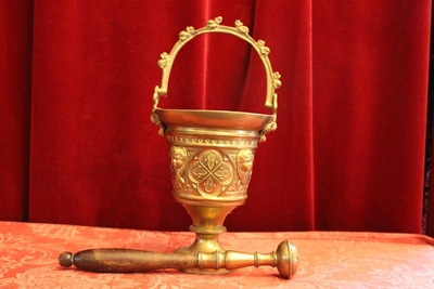 Holy Water Holder style Gothic - style en Brass / Bronze / Gilt, France 19th century