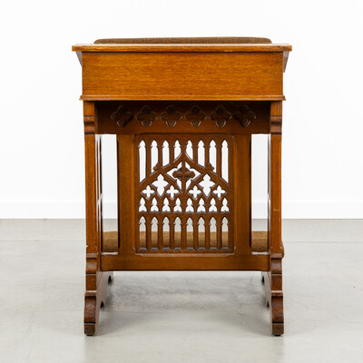 1 Gothic - Style Kneeler