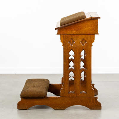 1 Gothic - Style Kneeler Expected !
