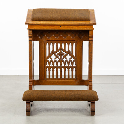 1 Gothic - Style Kneeler Expected !