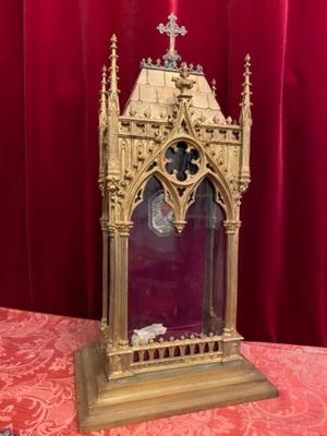 Large Reliquary - Relic  style Gothic - style en Bronze / Gilt / Glass / Fabrics, France 19 th century ( Anno 1865 )