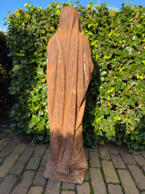 Statue: Mater Dolorosa Suitable For Outdoor Use style Gothic - style en Cast - Iron, France 19 th century