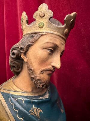 Statue Of Louis Ix Of France With An Accompanying Console style Gothic - Style en Hand - Carved Wood Polychrome , France 19 th century ( Anno 1865 )