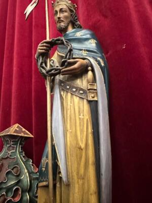 Statue Of Louis Ix Of France With An Accompanying Console style Gothic - Style en Hand - Carved Wood Polychrome , France 19 th century ( Anno 1865 )