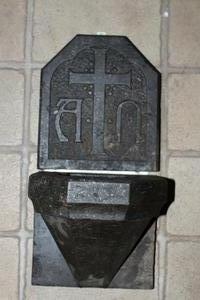 Holy Water Font en Hand - Cut Stone, Dutch 20th century (1940)