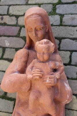 Madonna Signed By P. Rovers (1902 - 1995 ) Wall Statue. Weight 40 Kgs. en Terra-Cotta, The Netherlands 20th century (1950)
