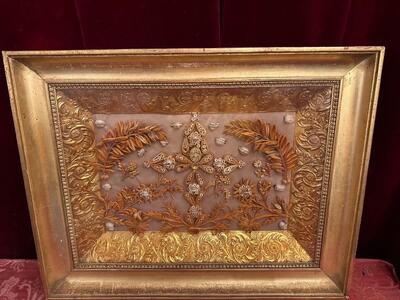 Multi Reliquary / Monastery - Work en Wooden Frame / Gilt  / Glass / / Gold Leaf Papier - Rolle / Originally Sealed / Stones, France 19 th century ( Anno 1860 )