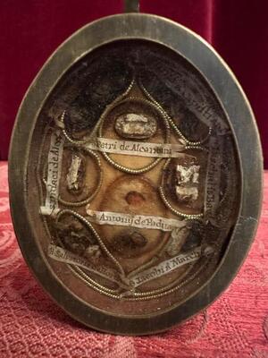 Multi Reliquary Relics : Paschalis Baylon, Petrus Of Alcantara. Joannes A Capistrano. Didacius. Salvatoris De Horta. Jacobus A Marche. Antonii De Padua en Brass / Glass , Italy