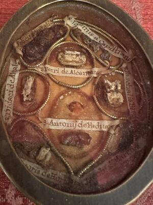 Multi Reliquary Relics : Paschalis Baylon, Petrus Of Alcantara. Joannes A Capistrano. Didacius. Salvatoris De Horta. Jacobus A Marche. Antonii De Padua en Brass / Glass , Italy