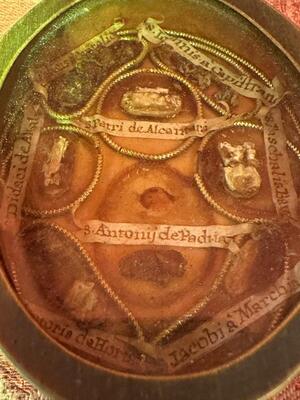 Multi Reliquary Relics : Paschalis Baylon, Petrus Of Alcantara. Joannes A Capistrano. Didacius. Salvatoris De Horta. Jacobus A Marche. Antonii De Padua en Brass / Glass , Italy