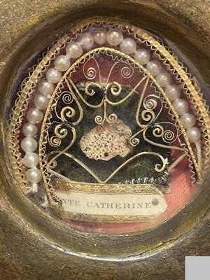 Reliquary - Relic Ex Ossibus St. Catherine Expected ! en Wood /  Glass Eyes / Fabrics / Brass / Stones , 19 th century ( Anno 1835 )