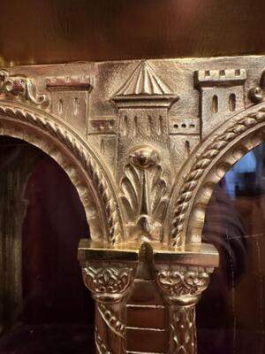 Large Reliquary style Romanesque - Style en Bronze / Gilt Polished and Varnished / Glass, France 19 th century ( Anno 1885 )