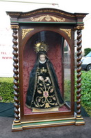 Stunning High Quality Exposition-Shrine Of St. Mary As “Mater Dolorosa” , Shrine Brass Inlaid, Statue Hand-Carved Wood / Glass Eyes, Dressed In Black Velvet, Totally Hand-Embroidered, Spain 19th century