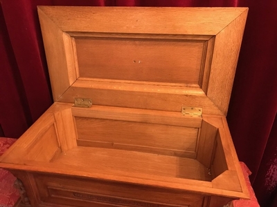 Unique Relic - Box en hand - carved Elements Oak, Belgium 20th century