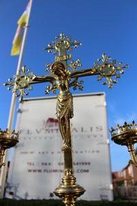 Altar - Cross With Matching Pair Candle Sticks en Brass / Bronze, Belgium 19th century