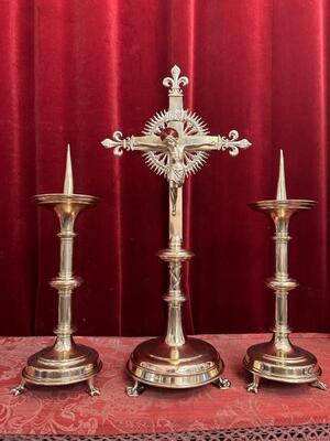 Altar - Set Matching Candle Sticks With Cross. Measures Candle Sticks Height 32 Cm Without Pin style Gothic - Style en Brass / Bronze / Polished and Varnished, Belgium  19 th century ( Anno 1890 )