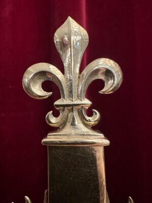 Altar - Set Matching Candle Sticks With Cross. Measures Candle Sticks Height 32 Cm Without Pin style Gothic - Style en Brass / Bronze / Polished and Varnished, Belgium  19 th century ( Anno 1890 )