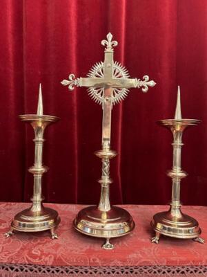 Altar - Set Matching Candle Sticks With Cross. Measures Candle Sticks Height 32 Cm Without Pin style Gothic - Style en Brass / Bronze / Polished and Varnished, Belgium  19 th century ( Anno 1890 )