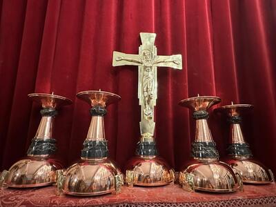 Altar - Set  Candle Sticks With Cross Measures Candle Holders. Height Candle Holders  36 Cm H X 25 Cm W. Without Pin style art - deco en Brass / Bronze / Polished and Varnished / Marble, Belgium 20 th century ( Anno 1930 )