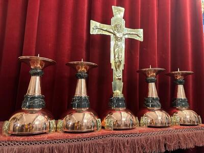 Altar - Set  Candle Sticks With Cross Measures Candle Holders. Height Candle Holders  36 Cm H X 25 Cm W. Without Pin style art - deco en Brass / Bronze / Polished and Varnished / Marble, Belgium 20 th century ( Anno 1930 )