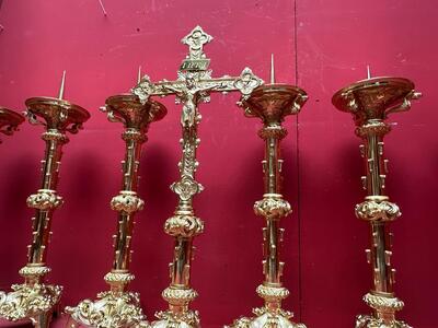 Altar - Set Matching Candle Sticks With Cross. Measures Candle Sticks Without Pin style Romanesque - Style en Bronze / Polished and Varnished, France 19 th century ( Anno 1885 )
