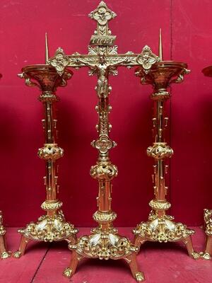 Altar - Set Matching Candle Sticks With Cross. Measures Candle Sticks Without Pin style Romanesque - Style en Bronze / Polished and Varnished, France 19 th century ( Anno 1885 )