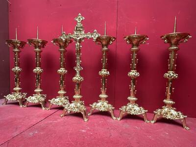 Altar - Set Matching Candle Sticks With Cross. Measures Candle Sticks Without Pin style Romanesque - Style en Bronze / Polished and Varnished, France 19 th century ( Anno 1885 )