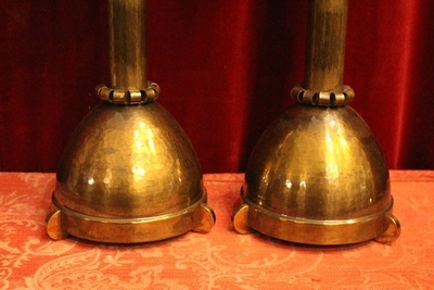 Candle Sticks Measures Without Pin style ART - DECO en Brass / Bronze / Hand Hammered, Dutch 20th century (Anno 1930)