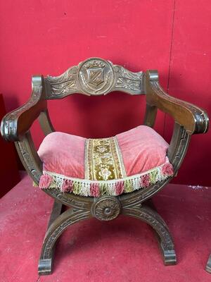 Dagobert Curule Armchairs Carved Walnut style Classicistic en Walnut Wood / Fabrics, Belgium  19 th century