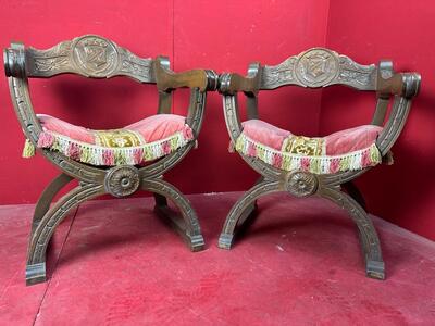 Dagobert Curule Armchairs Carved Walnut style Classicistic en Walnut Wood / Fabrics, Belgium  19 th century