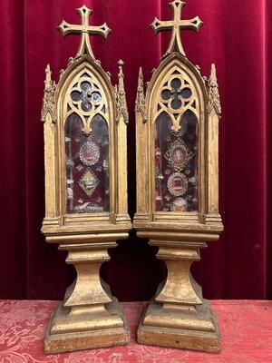 Exceptional Multi Reliquaries Total Height 76 Cm ! style Gothic - Style en Wood / Glass / Fabrics / Pearls / Stones., France 19 th century ( Anno 1865 )