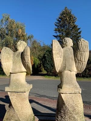 Hand - Carved Sandstone Angels en hand-carved sandstone, 20th century