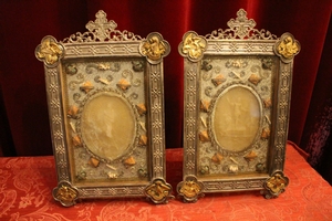 Reliquaries / Framed / Wax Medallions / Multiple Relics : De Tunica St. Dominic - St. Catharina M. St. Vrfulae + Soc. - St. Clementis - Multiple Martyrs. Italy 18 th century